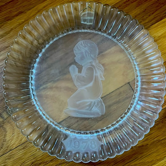 1978 glass kneeling girl memory plate - Picture 1 of 4